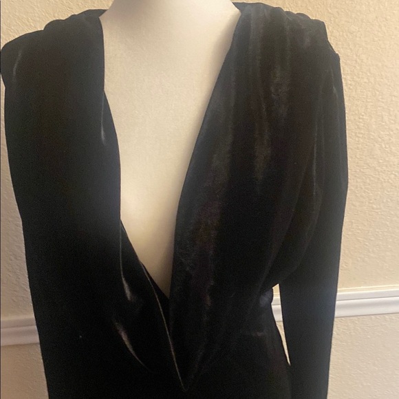 Elegant Black Velvet Dress - Picture 2 of 10